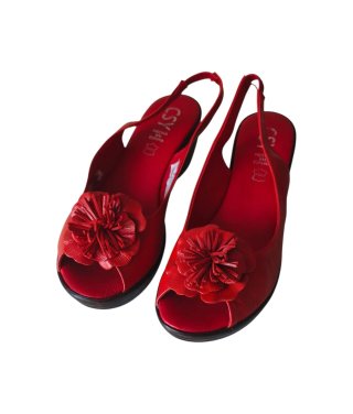 Sandalias de piel roja con flor