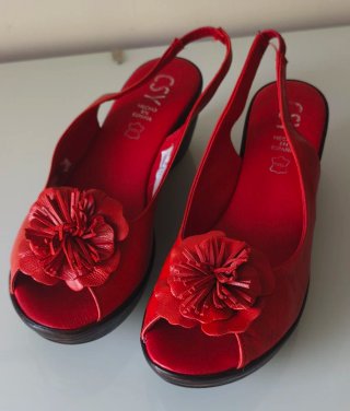 Sandalias de piel roja con flor