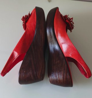 Sandalias de piel roja con flor