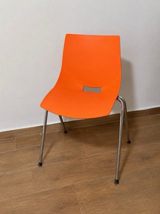 Ampio scrittoio con cassettiera e sedia inclusi