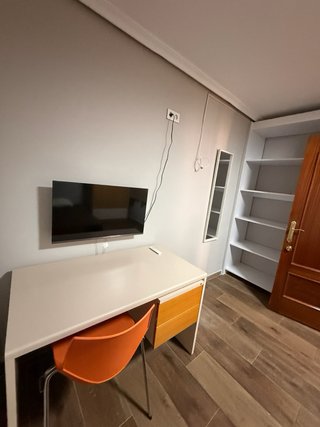 Ampio scrittoio con cassettiera e sedia inclusi