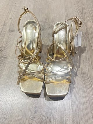 Sandalias tacón doradas Primark