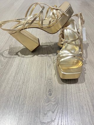 Sandalias tacón doradas Primark