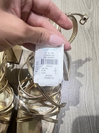 Sandalias tacón doradas Primark