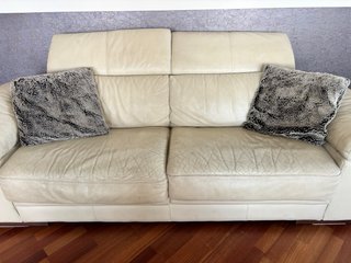 Sofá de piel beige
