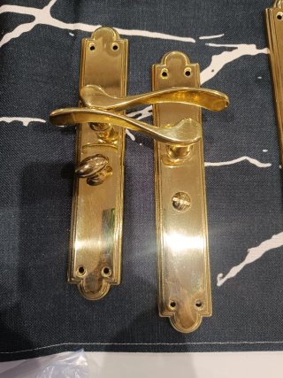 Manetas de puerta doradas