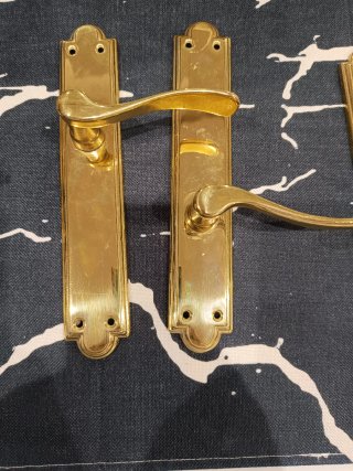 Manetas de puerta doradas