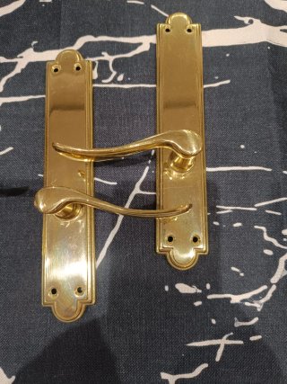 Manetas de puerta doradas