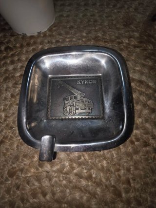 Cenicero vintage metal grúa Kynos