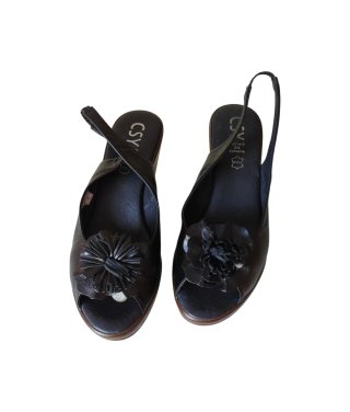 Sandalias de piel negra con flor