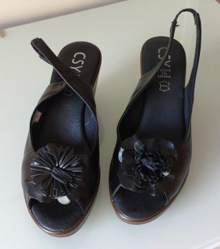 Sandalias de piel negra con flor