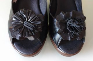 Sandalias de piel negra con flor