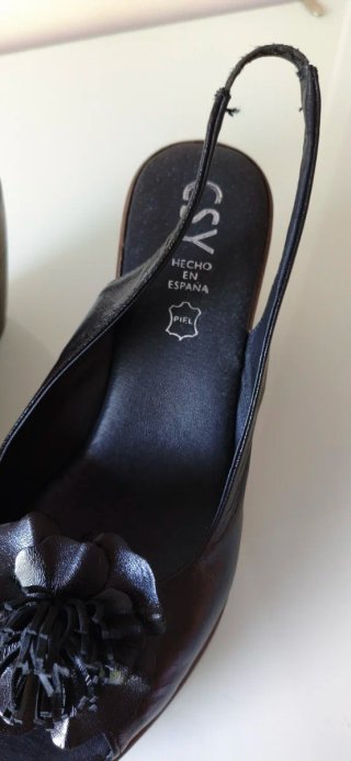 Sandalias de piel negra con flor