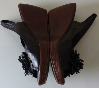 Sandalias de piel negra con flor