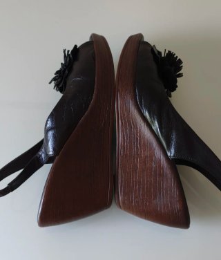 Sandalias de piel negra con flor