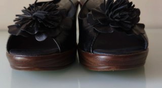 Sandalias de piel negra con flor