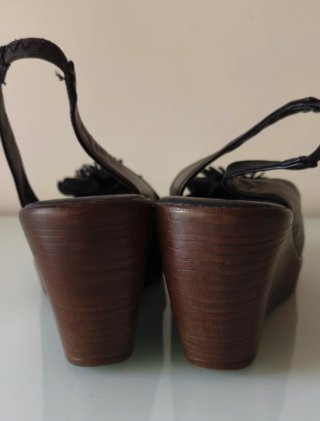Sandalias de piel negra con flor