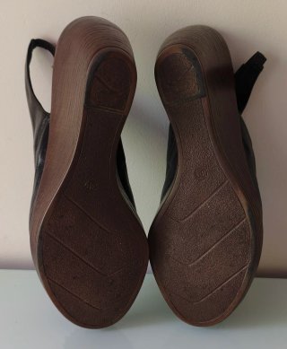 Sandalias de piel negra con flor