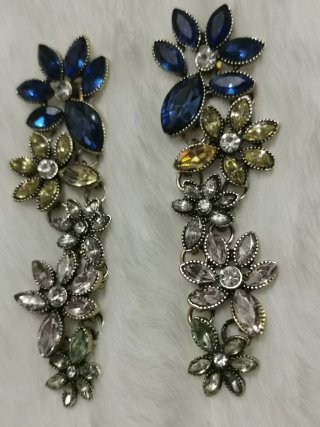 Pendientes largos florales azules y plateados