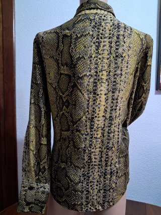 Blusa estampada serpiente da talla