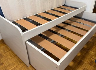 Cama infantil blanca con cajones