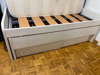 Cama infantil blanca con cajones