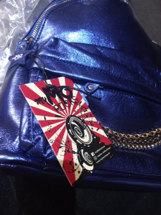 Mochila azul brillante con cadena
