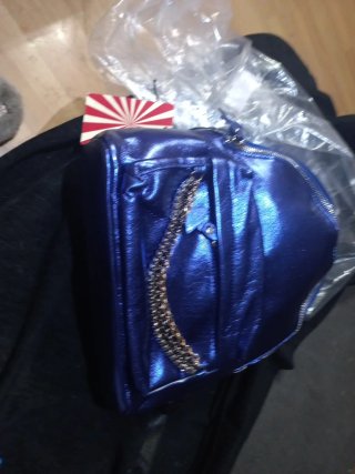 Mochila azul brillante con cadena