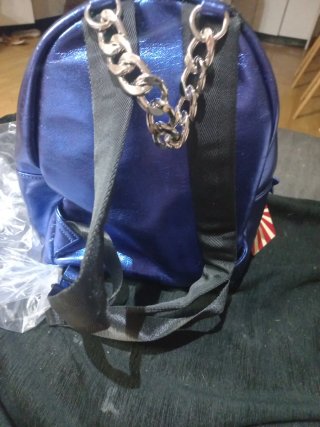 Mochila azul brillante con cadena
