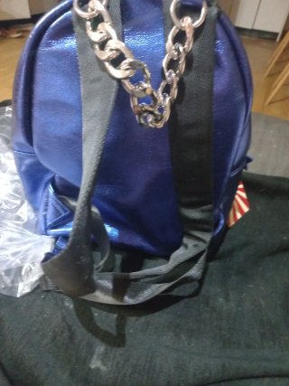 Mochila azul brillante con cadena