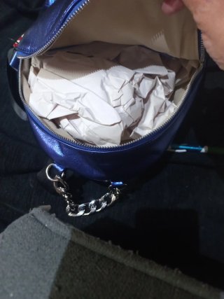 Mochila azul brillante con cadena
