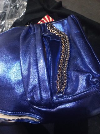 Mochila azul brillante con cadena