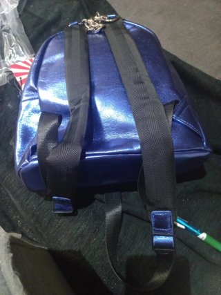 Mochila azul brillante con cadena