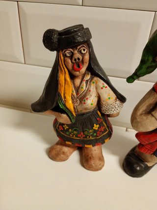 Figuras cerámica traje regional