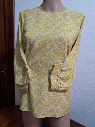 Blusa estampada amarilla y blanca