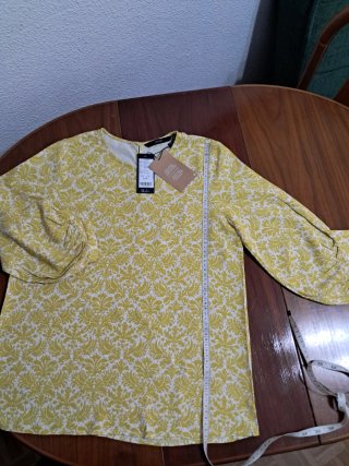 Blusa estampada amarilla y blanca