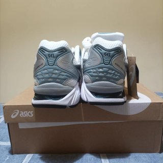 Zapatillas Asics grises y blancas