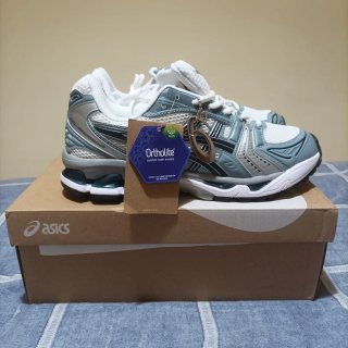 Zapatillas Asics grises y blancas