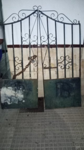 Puerta de hierro forjado para patio