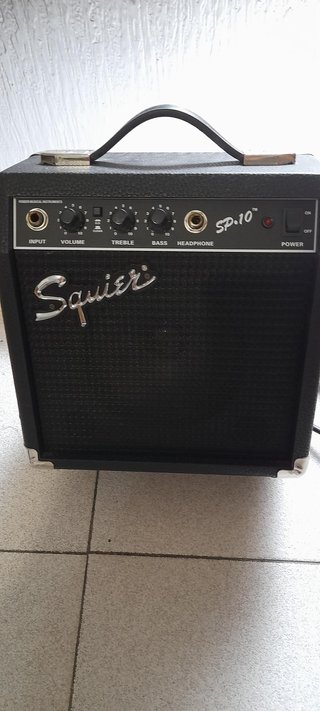 Pack Guitarra Squier y Amplificador SP-10