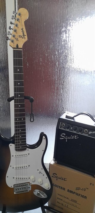 Pack Guitarra Squier y Amplificador SP-10
