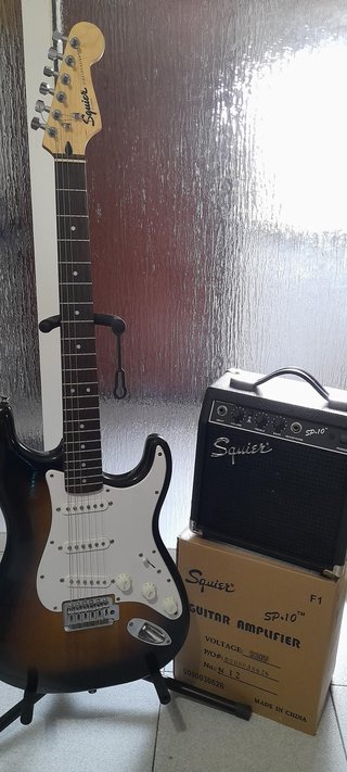 Pack Guitarra Squier y Amplificador SP-10