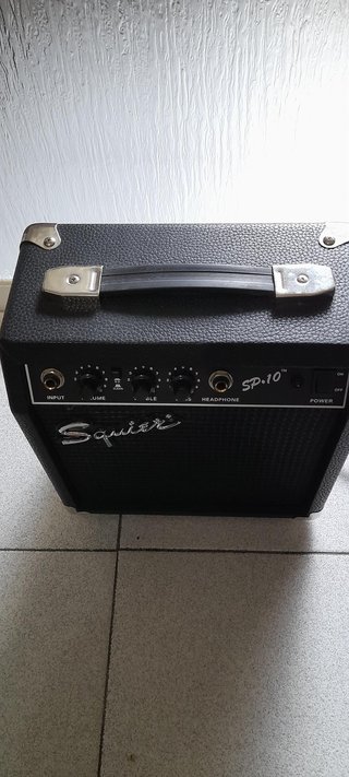 Pack Guitarra Squier y Amplificador SP-10