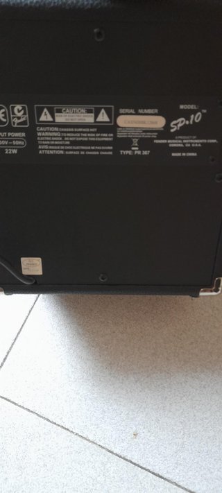 Pack Guitarra Squier y Amplificador SP-10