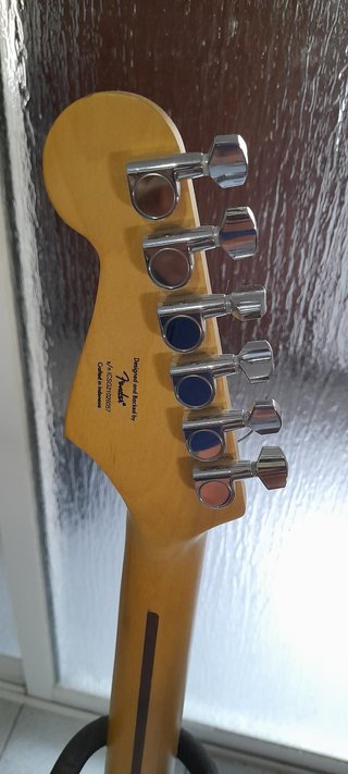 Pack Guitarra Squier y Amplificador SP-10