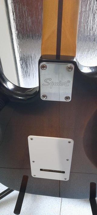 Pack Guitarra Squier y Amplificador SP-10