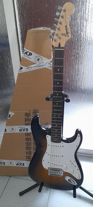 Pack Guitarra Squier y Amplificador SP-10