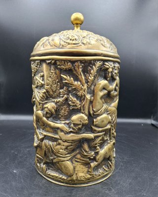 Jarra antigua con tapa con escenas mitológicas