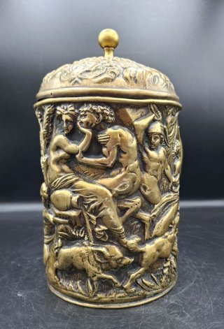 Jarra antigua con tapa con escenas mitológicas