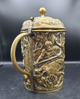 Jarra antigua con tapa con escenas mitológicas